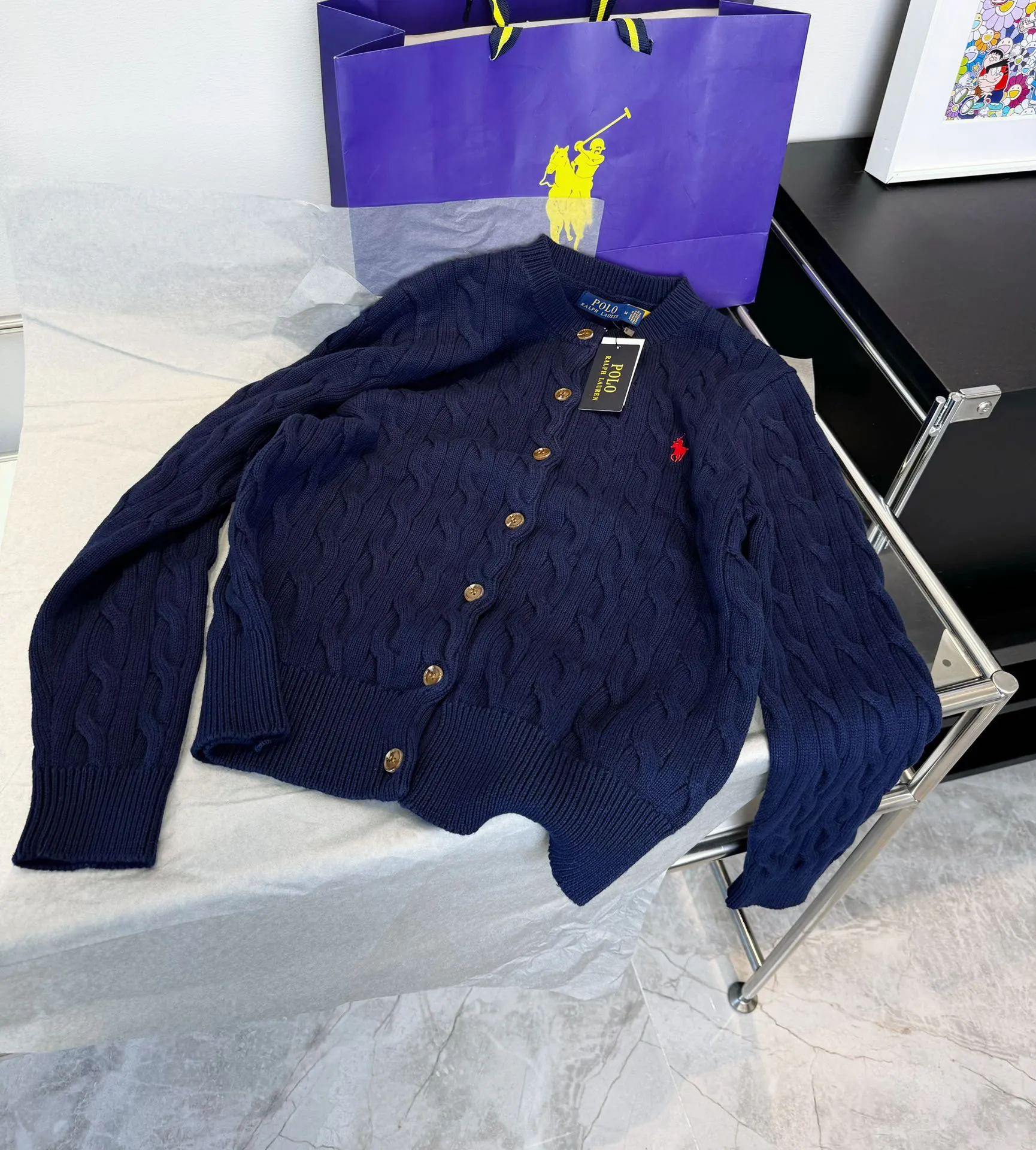 🅿️240 Style No.: L05 (Navy Blue) Ralph Lauren RL classic war horse logo embroidery on the chest cable pattern twist button round neck long sleeves buttoned knitted sweater cardigan jacket Color: SIZE: XS S M L Size Reference # Length Bust Shoulder Width 64 52 45 I will always love sweet girls. The soft and glutinous🧶🫶 style is a very classic cable sweater. It has an American retro college style. It feels very comfortable. It is a must-have item for spring, autumn and winter wardrobes. It also looks good when layered as an inner layer in cold weather. High-density LOGO embroidery on the chest, and original customization of tag accessories. Made of pure cotton yarn 🧶 blended with wool, pure cotton is skin-friendly and comfortable, small label war horse embroidered twist turtleneck sweater 🐎 high quality. Follow the blogger to learn how to wear it! Let’s get a Ralph Lauren cable sweater. It’s a super hard-to-find series after it became popular. It’s hard to find one on the official website. It’s simple and practical to wear, with a lazy and loose feel. The thickened fabric has a more texture, soft and delicate feel, and a loose fit. Whether worn alone or layered, you can wear different styles of fashion with just one piece. ⚠️Contains wool products🦙 Pay attention to the washing method to avoid shrinkage